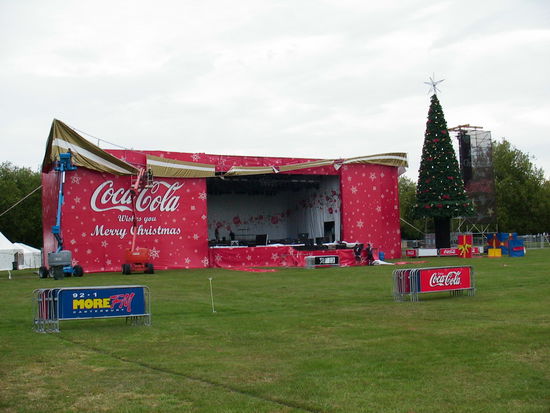 in den zahlreichen Parks und Gaerten werden die Weihnachtsvorbereitungen getroffen.