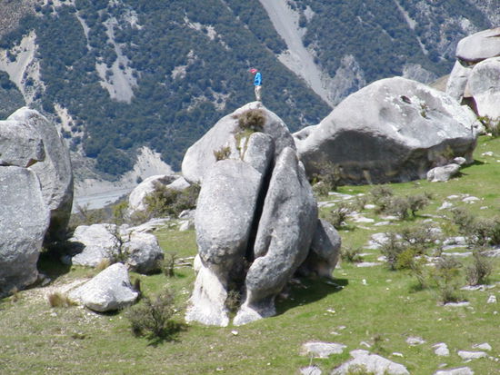 riesige Felsbrocken mitten in der gruenen Gebrigs-Landschaft
