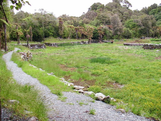 Pool aus dem Jahre 1933.
Im Hintergrund sieht man die Wasserzuleitung.