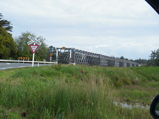 Diese Bruecke ist einspurig. (wie viele Bruecken in NZ) Sie wird jedoch zusaetzlich von der Eisenbahn mitgenutzt!!!
