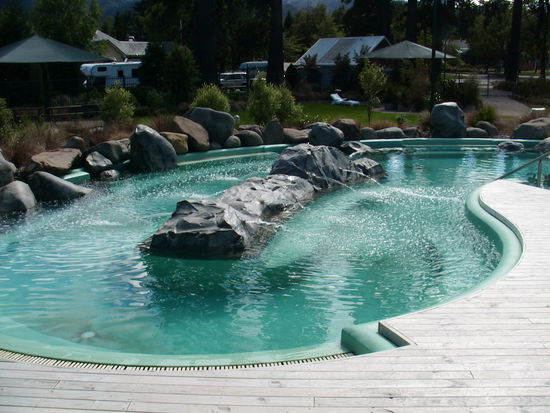 Hier habe ich es mir nach dem Regenwetter bei der Passueberquerung gut gehen lassen.
Es gibt es mehr als 10 Pools mit unterschiedlich heissem Wasser aus verschiedenen Gesteinsschichten.