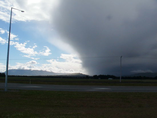 links Sonne                  rechts Regen
auf dem Weg zurueck nach Christchurch