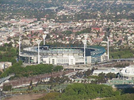 Weiss nicht mehr den Namen vom Stadion, aber vorne sieht man die ganzen Tennisplaetze (gruen).