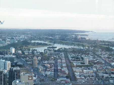 Formel 1 Strecke (um den Fluss,See) und St. Kilda Beach (recht hinten)