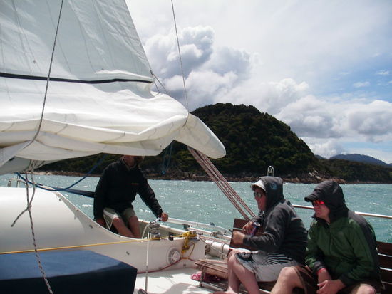 Unser Busfahrer Beggans (mitte) hat sich an seinem day off den ganzen Tag gesoffen. Rechts Chris ("I am Kanadian")