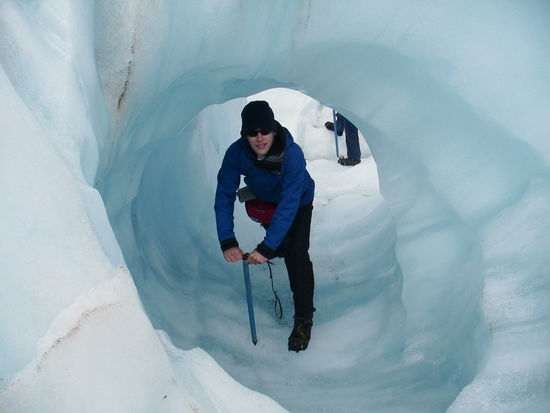 durch ein Tunnel gekrochen im Blue Ice