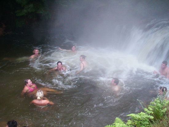 Abends hat uns unser Busfahrer zu einem heissen Fluss in den Wald gefahren, wo es sich gut entspannen liess.