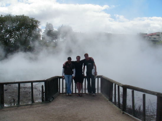 Der linke ist Christian aus Loerrach. Er arbeitet bei Ciba als Chemiker. (Nicoles Arbeitskollege?) Ihn habe ich von Reglan nach Rotorua im Bus kennen gelernt. (die Welt ist klein...) Die beiden anderen sind Kanadier.