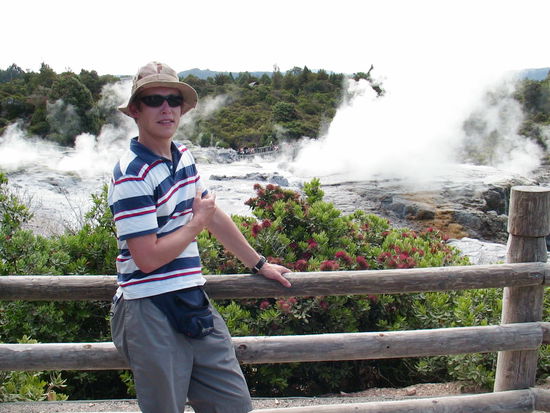 im Hintergrund der Pohutu Geyser