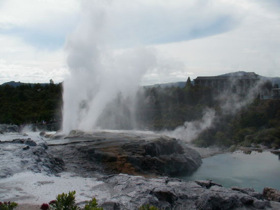 Pohutu Geyser und der Blue Pool mit 30 bis 50 Grad C
