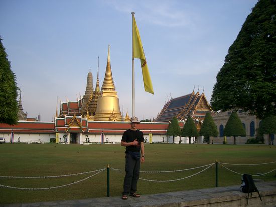Wat Phra Kaeo, wörtl.: Tempel des Smaragd-Buddha, offizieller Name Wat Phra Sri Rattana Satsadaram, ist der Tempel des Königs im Königspalast in Bangkok.