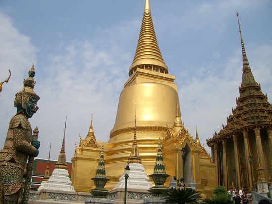 Phra Sri Rattana Chedi - Die Goldene Chedi ist ein Reliquienschrein, sie soll ein Bruchstück vom Brustbein des Buddha enthalten.