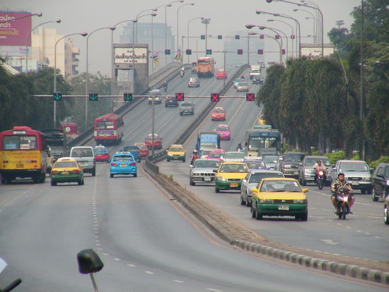 Bangkok hat mit erheblichen Umweltproblemen zu kämpfen. Eine dichte Wolke aus Abgasen liegt permanent über der Stadt. Experten haben festgestellt, dass in den Hauptverkehrsstraßen die Luftverschmutzung bereits gesundheitsschädliche Werte erreicht hat. Seit dem Bau der Hochhäuser ist die Ventilation der Straßen nicht mehr gewährleistet, so dass die Konzentration der Giftstoffe dramatisch ansteigt. Über Bronchitis, Asthma oder Erschöpfung klagt bereits jeder siebte Bewohner. Besonders Belastete, wie Motorrad-Boten, Tuk Tuk-Fahrer, Verkehrspolizisten und Straßenhändler, tragen häufig Atemschutzmasken.