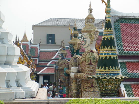 Waechter in Reih und Glied