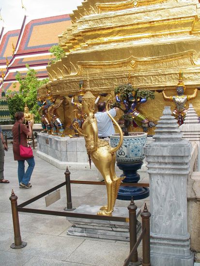 Vergoldete Statuen mythologischer Wesen des Himaphan-Waldes auf der Oberen Terrasse