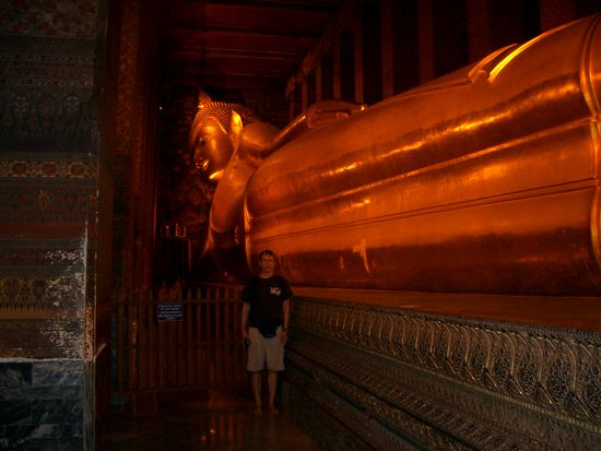 Die Hauptattraktion ist heute die berühmte 46 m lange und 15 m hohe vergoldete liegende Buddha-Statue.