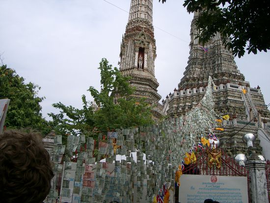 Opfergaben in Form von Geldscheinen die an einer Waescheleine gen Himmel befestigt werden.