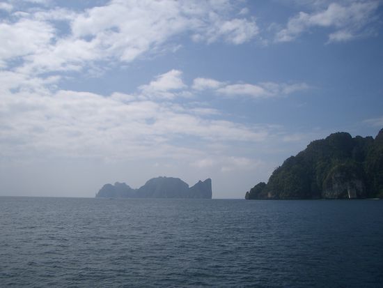 Die Insel im Hintergrund ist Phi Phi Leh (The Beach)