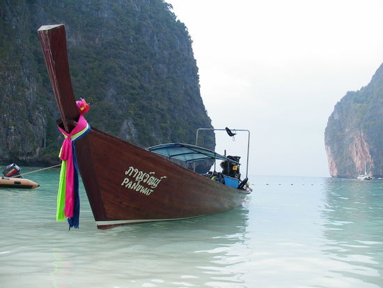 Unser Longtailboat vor imposanter Kulisse