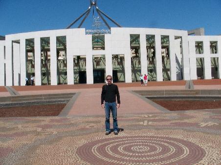 Das ist ein Aborigines Mosaik auf dem ich da stehe. Im Hintergurnd das Parlament.