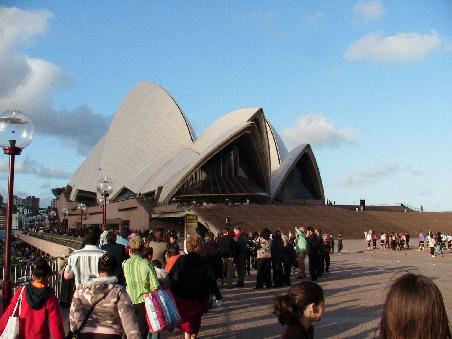 Die Australier sind verdammst stolz und froh ueber ihre Opera.
Es gibt denke ich keine Stadt in der Welt die ein geileres Wahrzeichen hat als Sydney.