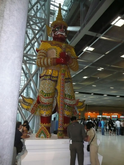 Die Bewachen den Flughafen in Bangkok.
Frage an Tatjana: Sind die Dir beim letzten mal aufgefallen??
