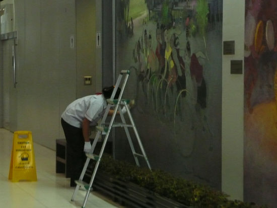 Am Flughafen wird nicht nur der Boden geputzt. Ich hab ja gedacht ich seh nicht richtig als die Frau anfing die Wandmalereien abzupuscheln 
