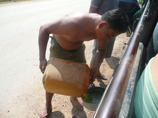 Tankstelle auf Laotisch