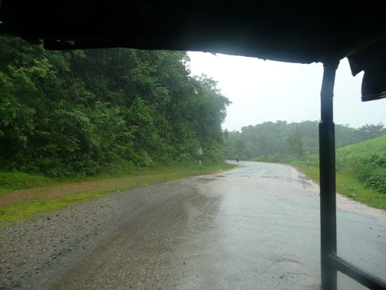 und es regnete zur Abwechslung mal wieder auf dem Weg zum Fluss, wir sahen aus wie die Schweine als wir ankamen