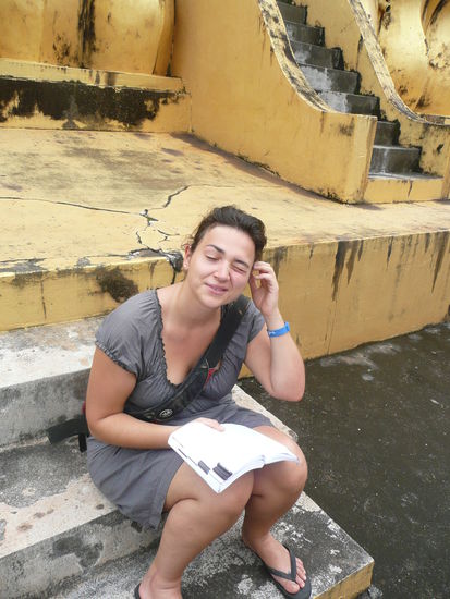 Uli auf den Stufen des Stupa, der schon etwas in die Jahre gekommen ist