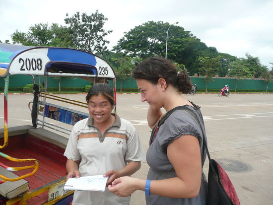 Uli versucht der Tuktuk Fahrerin noch ein paar Tips zu entlocken