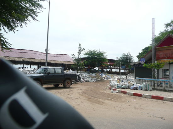 die Reste des Hochwassers. Daemme aus Sandsaecken auf dem Weg zum Flughafen