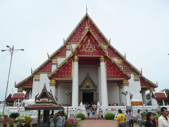 Wat Phra Mongkonbophit: das ist ein neues Haus fuer einen Ehemals steinern jetzt aber goldenen Buddha