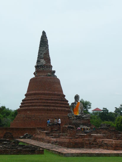die Buddhas werden gerne gekleidet...
