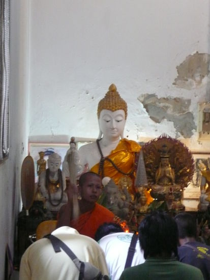 Weihwasser konnte man nicht nur Abfuellen sondern auch in Haaren und Klamotten mit nehmen