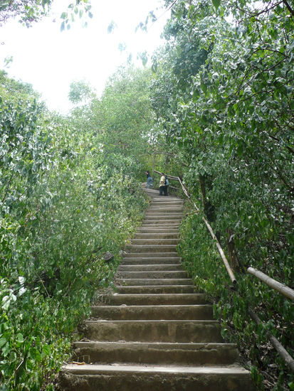 auf dieser Treppe strandeten die beiden im Hintergrund 