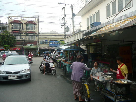 das ist Kanchanaburi itself - mit massig Garkuechen...