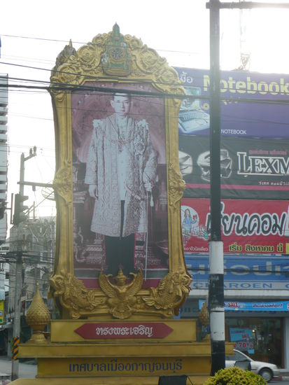 und UEBERALL in Thailand grinsen einen der Koenig oder seine Gattin von enormen Bildern an!
