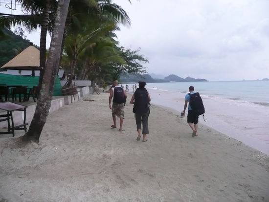Kosta, Tiffany &amp; Felix (v.l.) als wir auf der Suche nach einer Schlafstaette waren mit den erwaehnten Baustellen nebendran