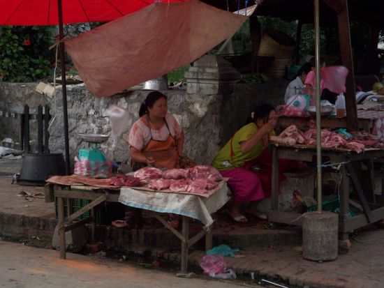 Die einheimische Fleischerei mit lecker Schweinefuessen und Ohren 