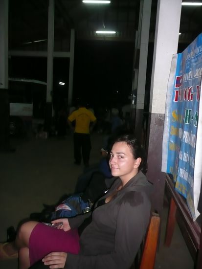 Warten am Busbahnhof: Bis 2 min vor Abfahrt war auch durch 20 mal Fragen nicht rauszubekomme, welches unser Bus war