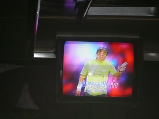 9 Stunden Dauerbeschallung im Bus: Laotisches Viva zum Mitsingen