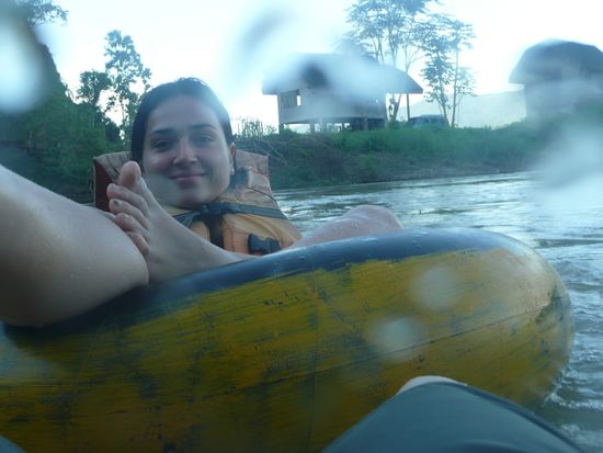 als die Sonne schon am Untergehen war, gings dann noch 30 weitere Minuten den Fluss runter zurueck nach Vang Vieng