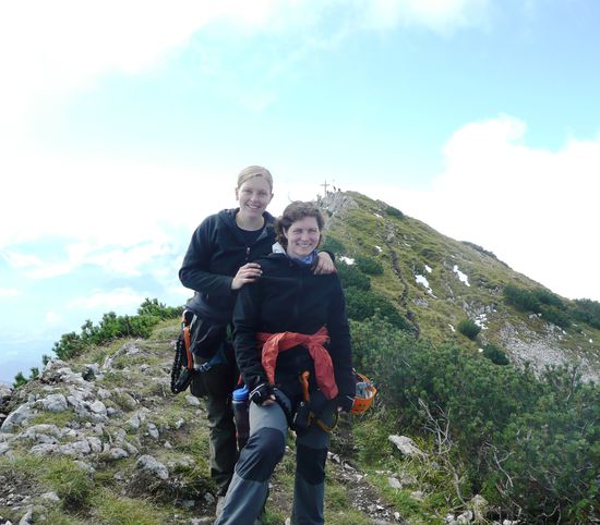 Berchtesgadener Hochthron (1973 m)
Person 1 (rechts vorne): Manu, 31 Jahre alt, erste Weltreise
Person 2 (links hinten)  : Sylvia 30 Jahre alt, zweite Weltreise
(über die erste wurde berichtet unter:
https://www.umdiewelt.de/Asien/Ostasien/Hongkong/Reisebericht-1874/Kapitel-0.html