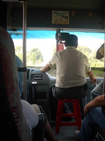 Jeder Zentimeter wird ausgenutzt - zu diesem Zweck gibt's Höckerchen in jedem Bus