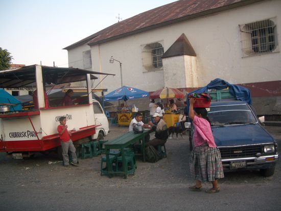Typisches "Comedor" am Straßenrand, serviert wird meist Pollo frito (frittiertes Huhn) mit Reis und Bohnen.