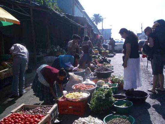 Markttag in Coban - das Angebot ist überwältigend! Wir haben uns mit Erdbeeren voll gestopft