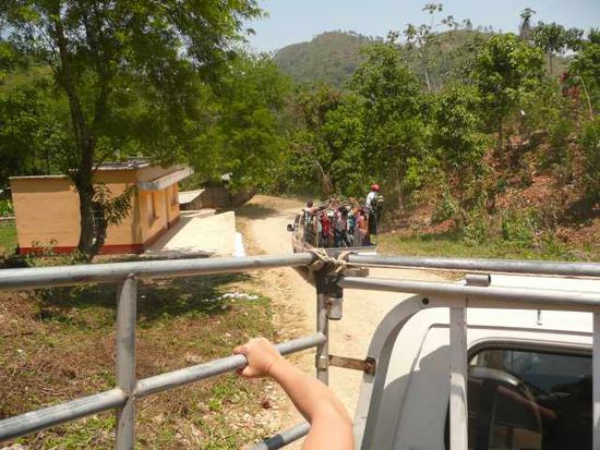 Auf der Ladefläche eines Pick-up ging es sehr holprig über Serpentinen von Lanquin nach Semuc. Für gewöhlich werden statt Touristen Kälber oder Schweine geladen..