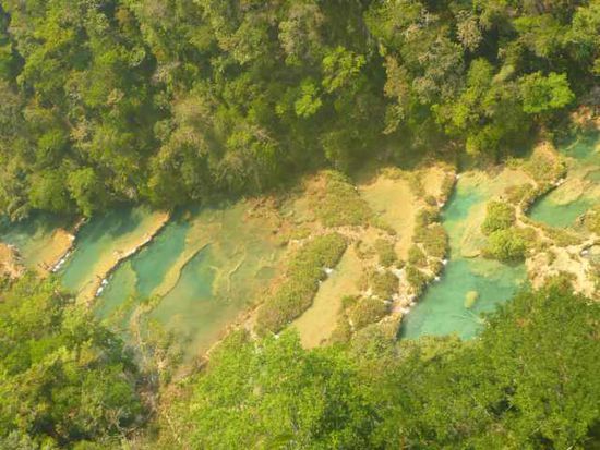 Das bekannte Postkartenmotiv: Semuc Champey vom Aussichtspunkt aus. Wir konnten uns kaum von dem Anblick lösen.