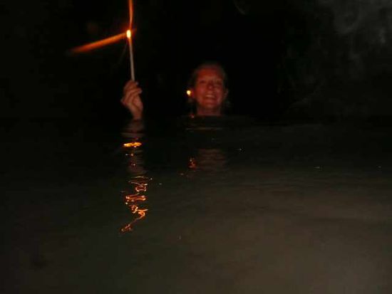 Irgendwie romantisch, so ein Candlelight-Caving... einhändig schwimmen